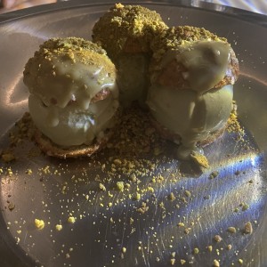 DOLCI - Pistacchio Profiteroles