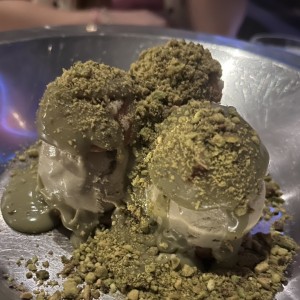 DOLCI - Pistacchio Profiteroles