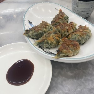 Sopa de dumpling de puerco con cebollina 1/2 Orden