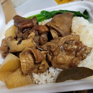 arroz con falda res y patitas cerdo