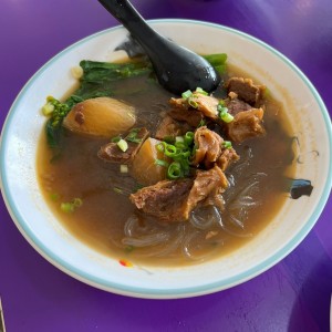 Sopa de falda con fideos