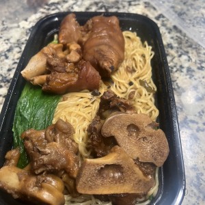 Fideo con patita de puerco en salsa especial
