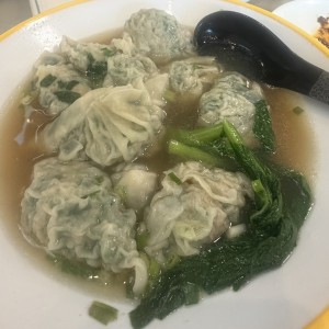 Sopa de dumpling de puerco con cebollina