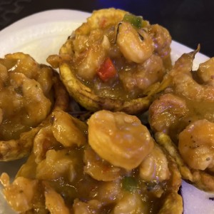 Cesta de patacones rellenos de camarones