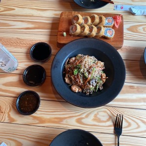 pasta oriental y Sake crunch roll