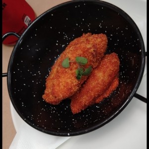 Croquetas de bacalao con salsa romesco