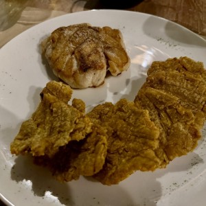 Mero (pescado) y patacones con no mucho aceite. 
