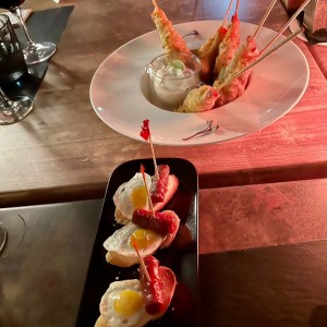 Bocadillo de Chistorras y huevo, y pinchos de Gambas,