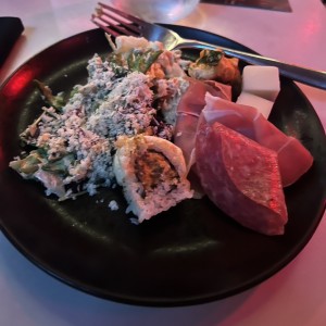 Buffet con ensalada, sushis