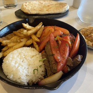 Lomo salteado con hummus 