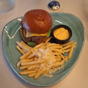 Burger con guarnicion de papas trufadas