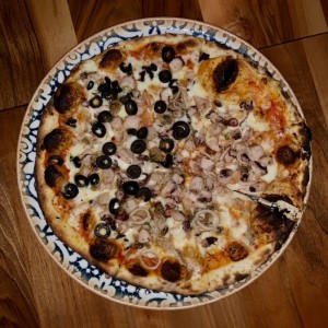 Pizza con mariscos y aceitunas extras