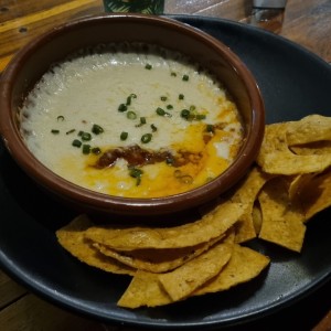 queso fundido con chorizo