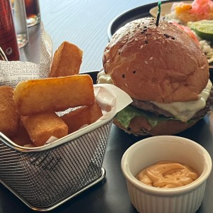 Hamburguesa ?Mar y Tierra? con yucas