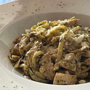 Fetuccini al Pesto con pollo (solicitud especial)