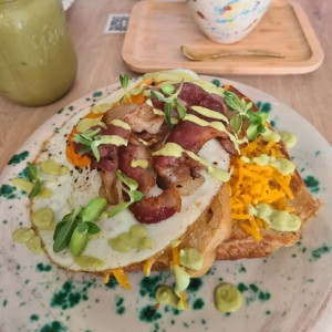 Huevos fritos con tostadas francesas