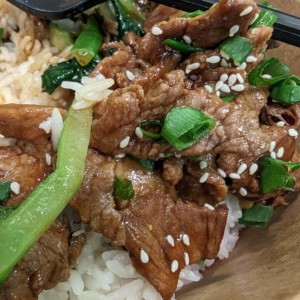 mongolian beef con arroz de Jasmine