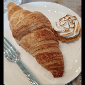 Croissant deli y mini pie de maracuya 