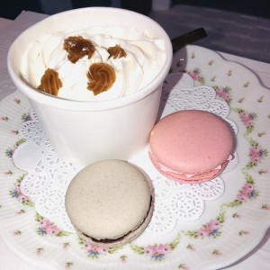 Postre 3 leches y 2 macarons