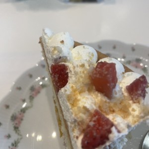Bizcocho com crema y frutas