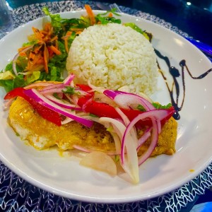 Filete de Corvina con Arroz y Ensalada