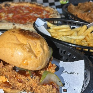 Grumpy chicken y 90?s pizza