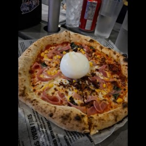 Pizza Jamón cocido-maíz y burrata 