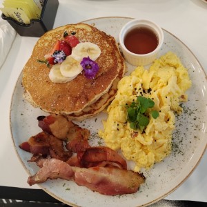 Desayuno pancake y Huevo revuelto 