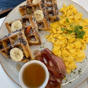 Waffles con chispas de chocolate y huevos ruevueltos