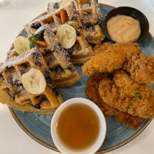 Waffles con oreo y pollo frito