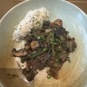 Filete de res al wok con arroz jazmin 