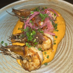 Tamal de olla con langostinos