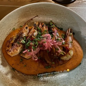 Langostinos con Tamal de Olla