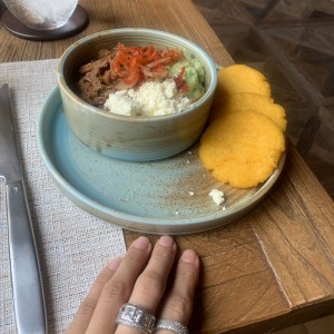 Ame este palato de ropa vieja con pico de gallo y guacome and tortilas de maiz. Es un plato super panamen en una presentacion divina. Recomdenado super buen precio