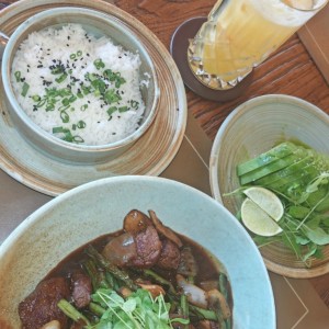 Lomo, arroz, aguacate, mocktail 