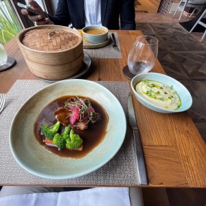 Costillas de cerdo al estilo Hong kong y pure de papas
