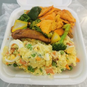 Pollo con vegetales, ensalada de papas y tajada