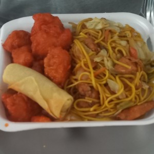 combo chowmein pollo agridulce y rollo de primavera