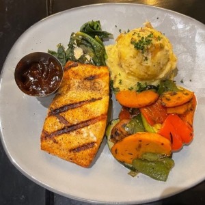 Salmon al grill con vegetales