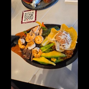 mixto de carne pollo y camarones