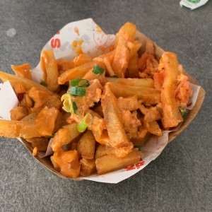 Papas con kimchi y salsa de la casa