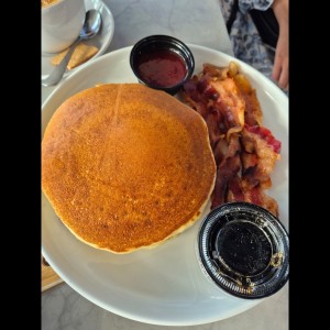 DESAYUNO - PANCAKES & BACON