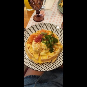 salmon benedictino y yucca waffle