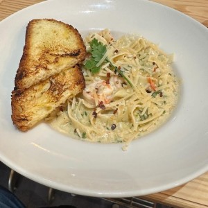CREAMY GARLIC PASTA WITH SHRIMPS (Fettucine con Camarones en una Deliciosa Crema de Ajos Rostizados, Tomates Confitados y Espinacas)