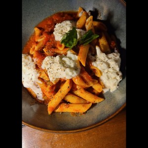 Penne Tomate e basilico y burrata