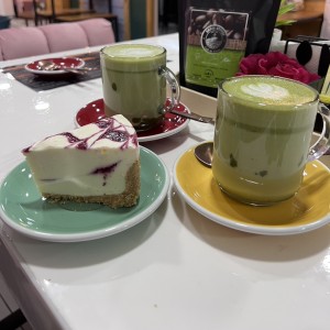 Matcha y cheescake de arandanos
