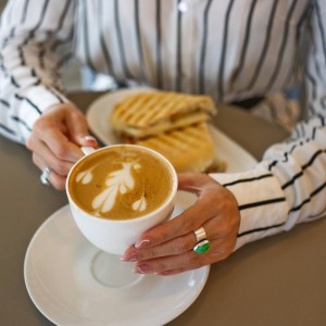 Coraccino Plus y emparedado Caprese