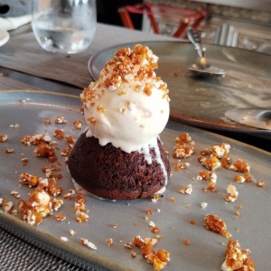 Chocolate volcano con palomitas