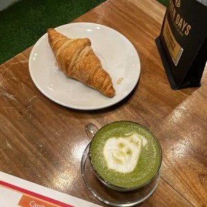 Matcha latte y croissant