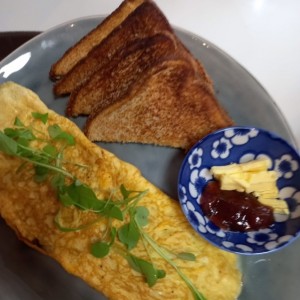 Omelette y tostadas
